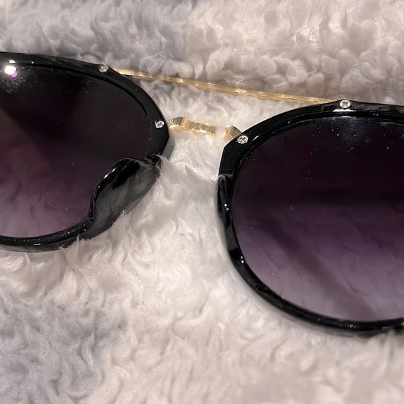 Sunglasses - Picture 7 of 9